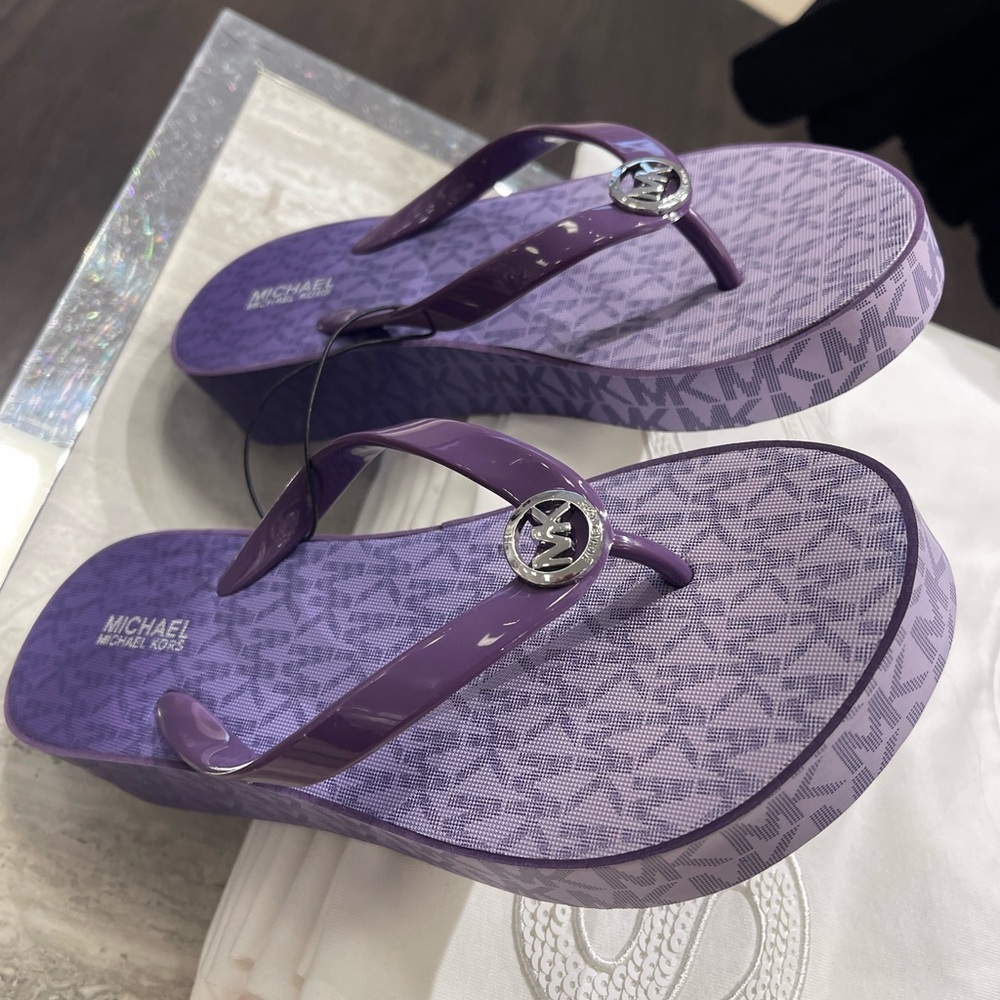 Michael Kors BEDFORD FLIP FLOP
PVC/OMBRE MK SIG
49R6BDFA1Q
Dark Purple 
Platform - Picture 13 of 16